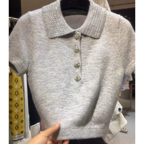 Весенняя дизайнерская трикотажная футболка с коротким рукавом, тренд сезона, городской стиль, яркий броский стиль, инкрустировано бриллиантами