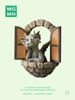 Симпатичная Xiaolong Dinosaur Открытые ворота, покрывающие уродливую стену
