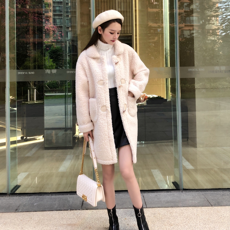 Lamb wool coat female medium long version 2021 autumn winter new Korean version loose thickened buffalo horn button wool cashmere