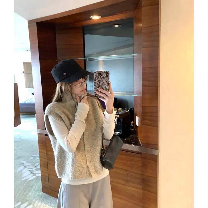 Korean-Style High-End Turtleneck Knitted Vest for Women, Autumn Lazy Style, Thick Yarn Sleeveless Layered Vest Outerwear Top Korean-Style High-End Turtleneck Knitted Vest for Women, Autumn Lazy Style, Thick Yarn Sleeveless Layered Vest Outerwear Top
