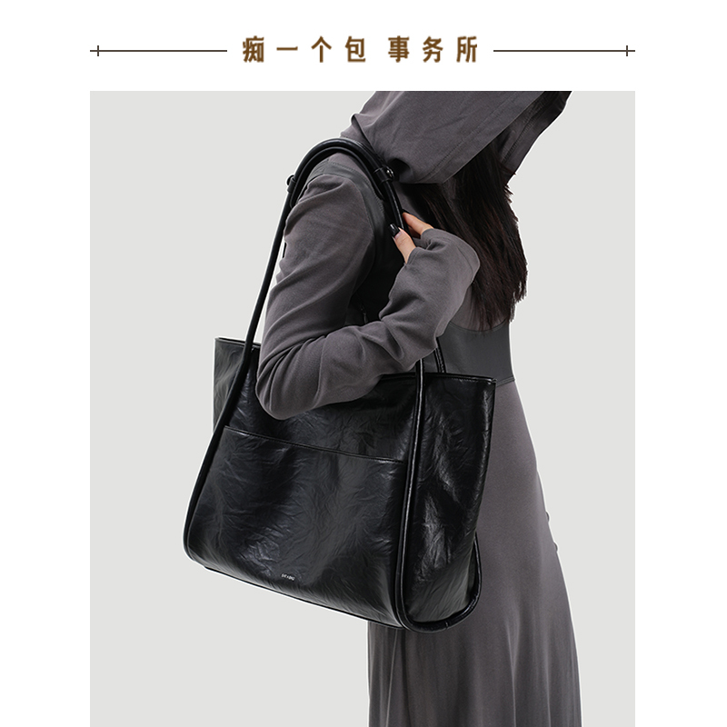【Chishiyi Bao】Genuine Leather Black Large Capacity Tote Bag for Women 2026 New Autumn/Winter Commuter Shoulder Bag Large Bag 【Chishiyi Bao】Genuine Leather Black Large Capacity Tote Bag for Women 2026 New Autumn/Winter Commuter Shoulder Bag Large Bag