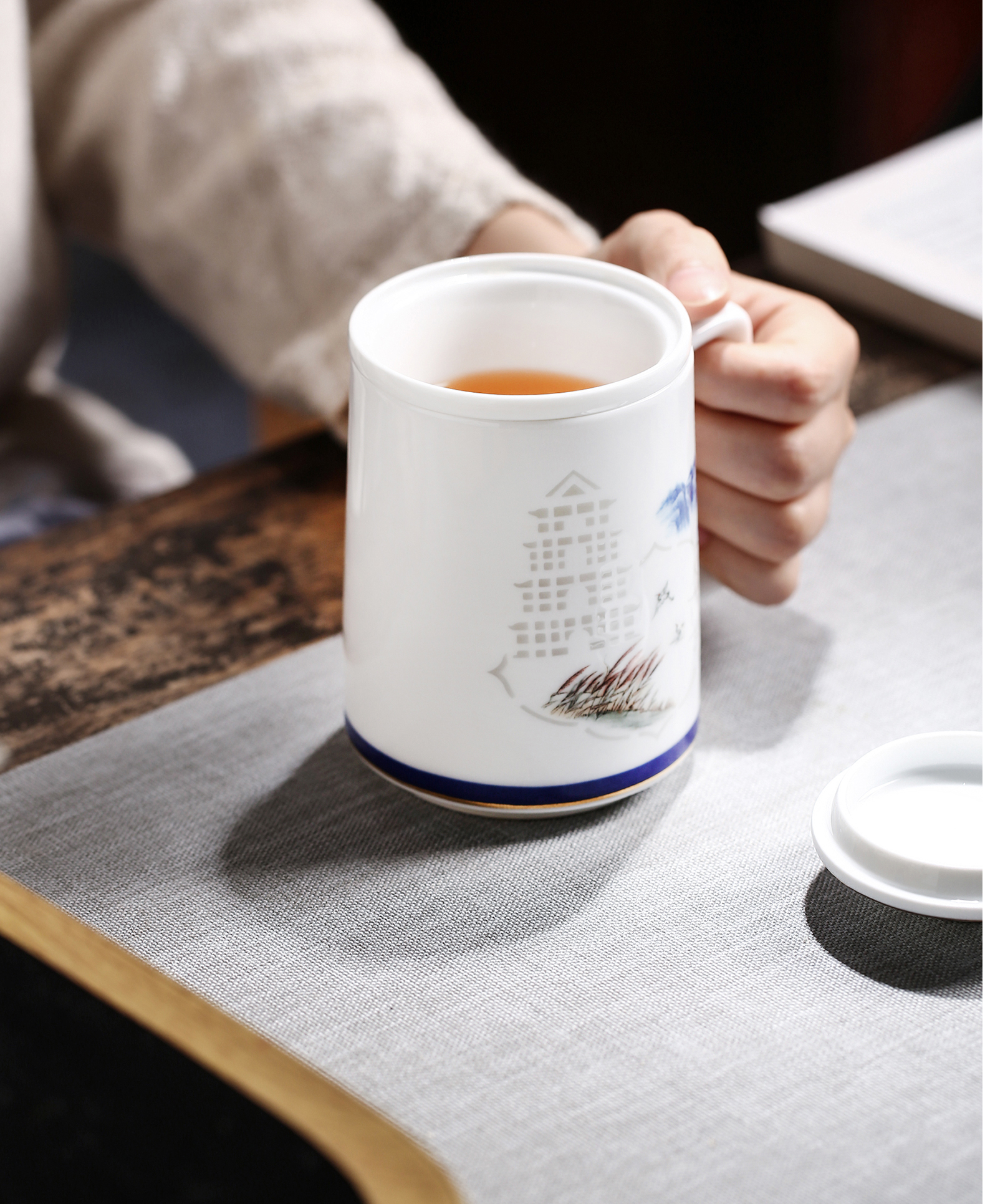 Chang south ceramic filter with cover cup of jingdezhen blue and white and exquisite tea tea office cup enamel office