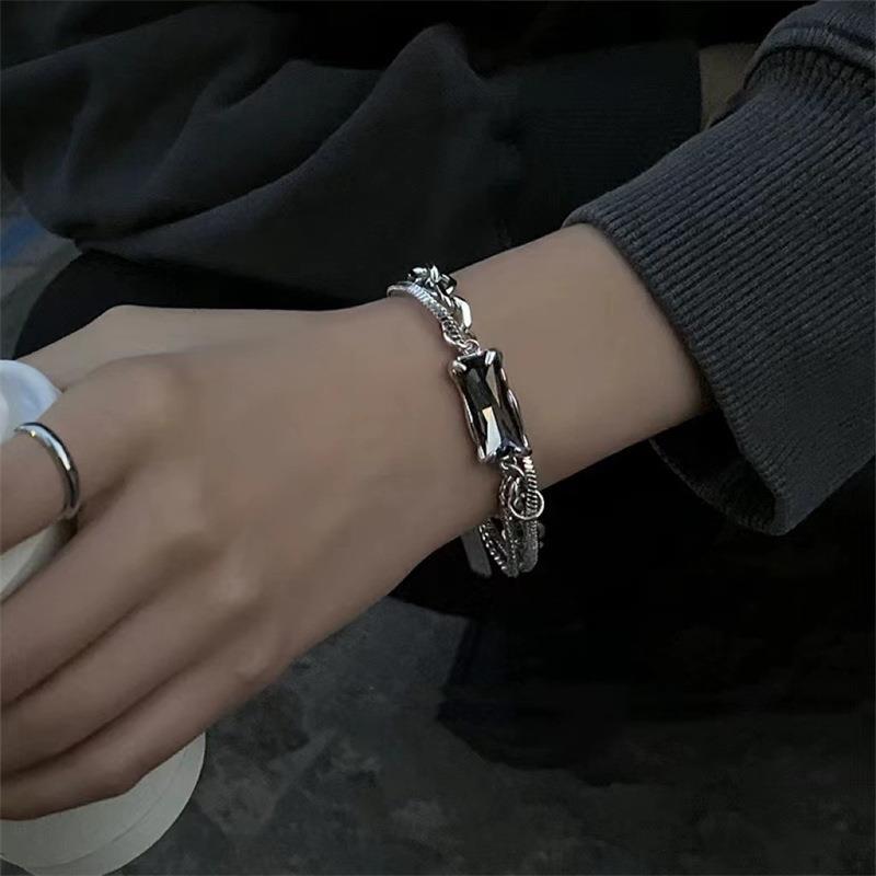 Hip-Hop Minimalist Style Gray Stone Bracelet for Women, Summer Cool Style, Double-Layered Winding and Splicing, Trendy Niche Design with a Sweet Touch