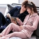 Cặp đôi pyjama mùa thu và mùa đông mô hình san hô nhung dày đồ ngủ mùa đông nam cộng với nhung flannel bộ đồ phụ nữ dịch vụ tại nhà - Bộ Pajama