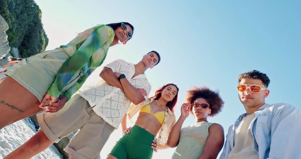 【实拍视频】海滩时尚模特游玩仰拍背景蓝色天空-PoseAe