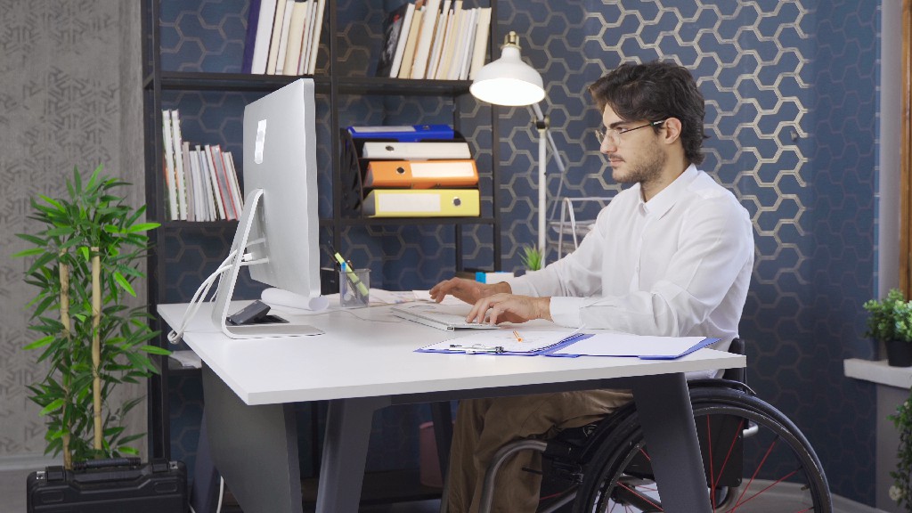 【实拍视频】残疾办公人员在办公室伸懒腰-PoseAe