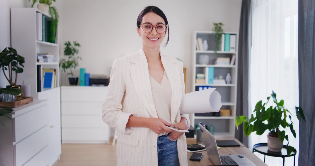 【实拍视频】时尚快乐女商人的肖像-PoseAe