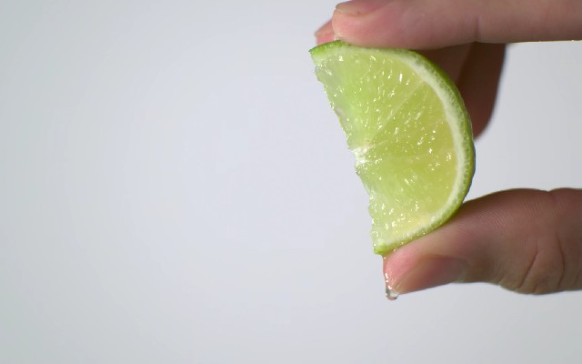 【实拍视频】挤压柠檬超级慢动作-PoseAe-PoseAe