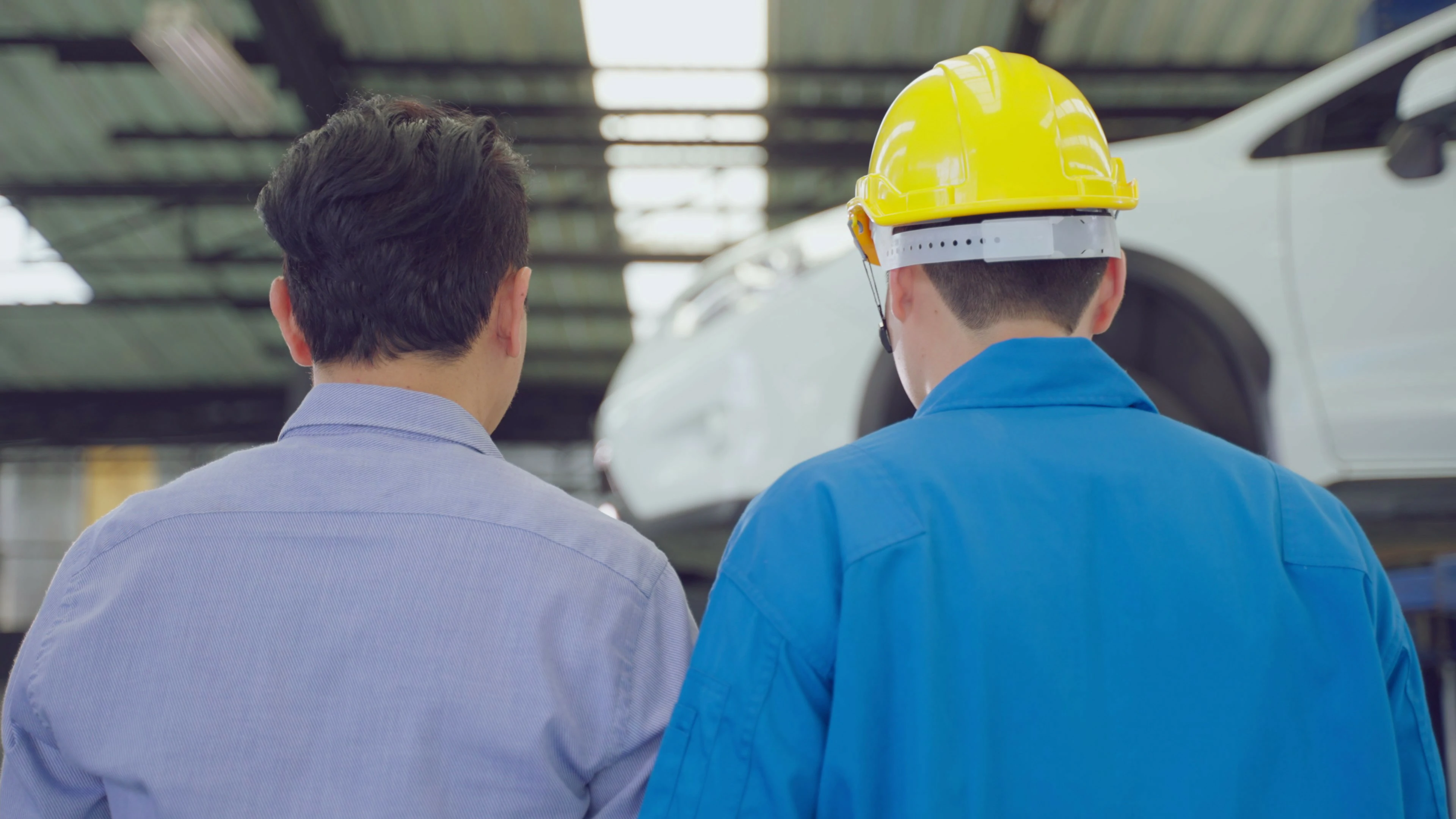 【实拍视频】汽修工厂工人谈话实拍素材03-PoseAe