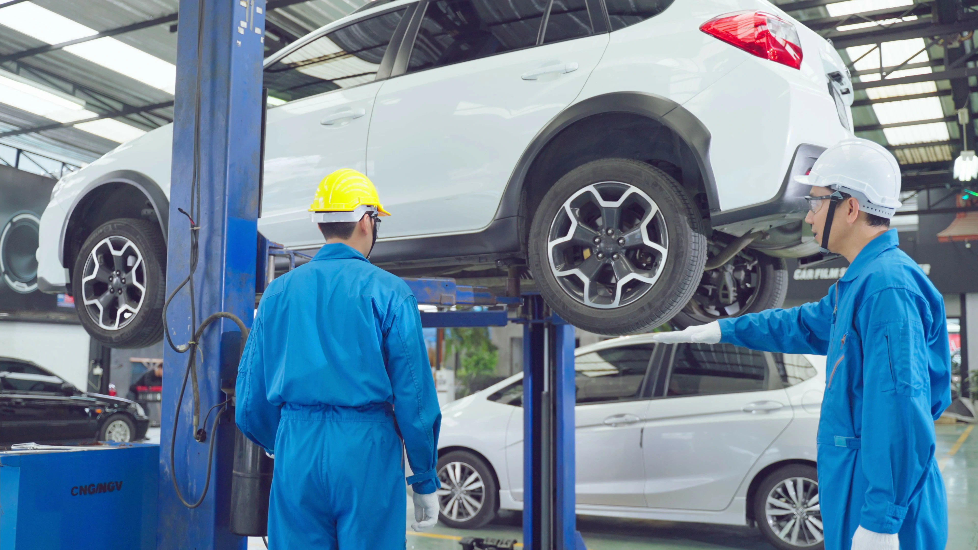 【实拍视频】汽修工程师检查车辆-PoseAe