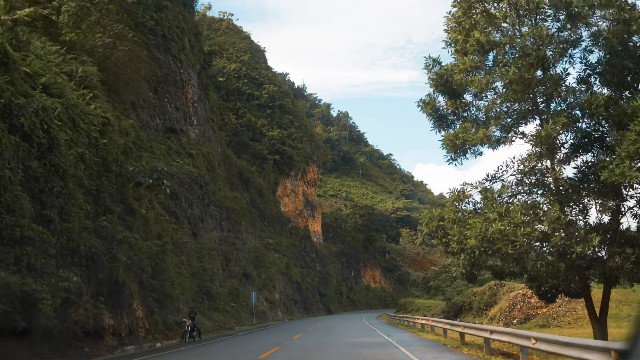 【实拍视频】山脉间的高速公路汽车行驶实拍视频-PoseAe-PoseAe