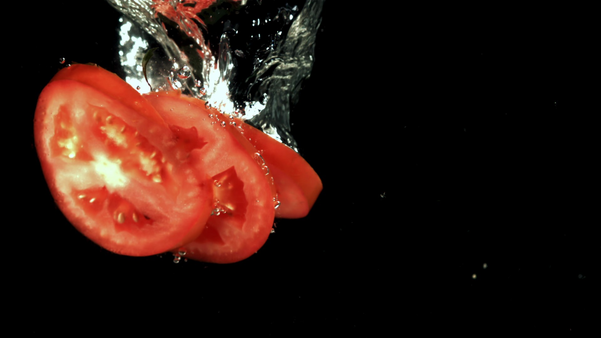【实拍视频】西红柿切片落入水中慢动作-PoseAe