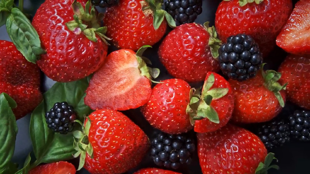 【实拍视频】4K水果草莓桑葚实拍素材-PoseAe