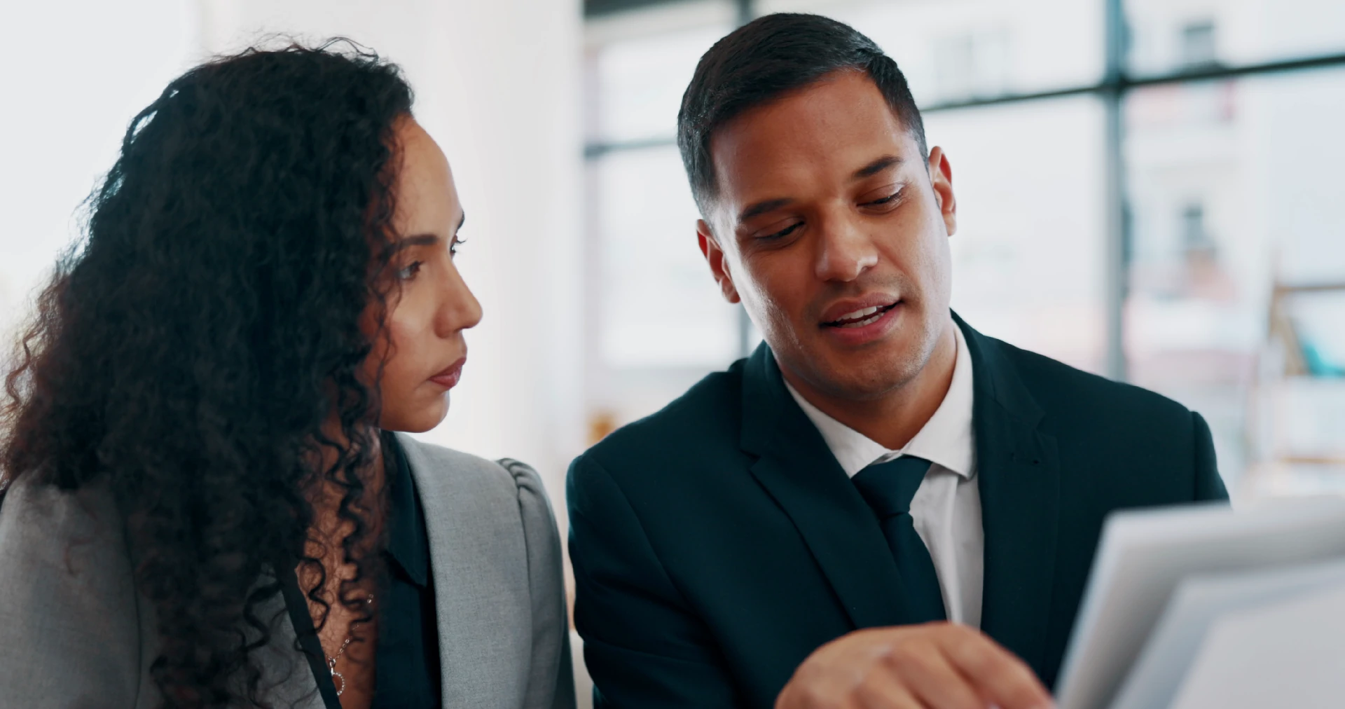 【实拍视频】商务交谈对接办公室实拍视频素材-PoseAe