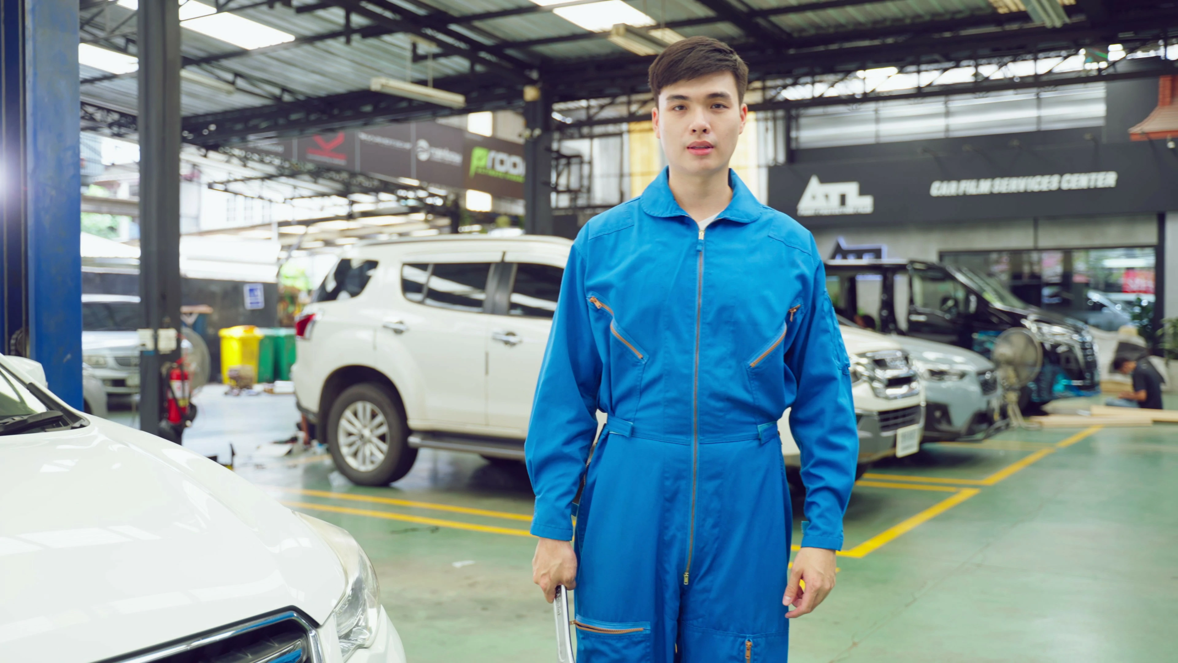【实拍视频】汽车工厂车间工人肖像实拍视频-PoseAe