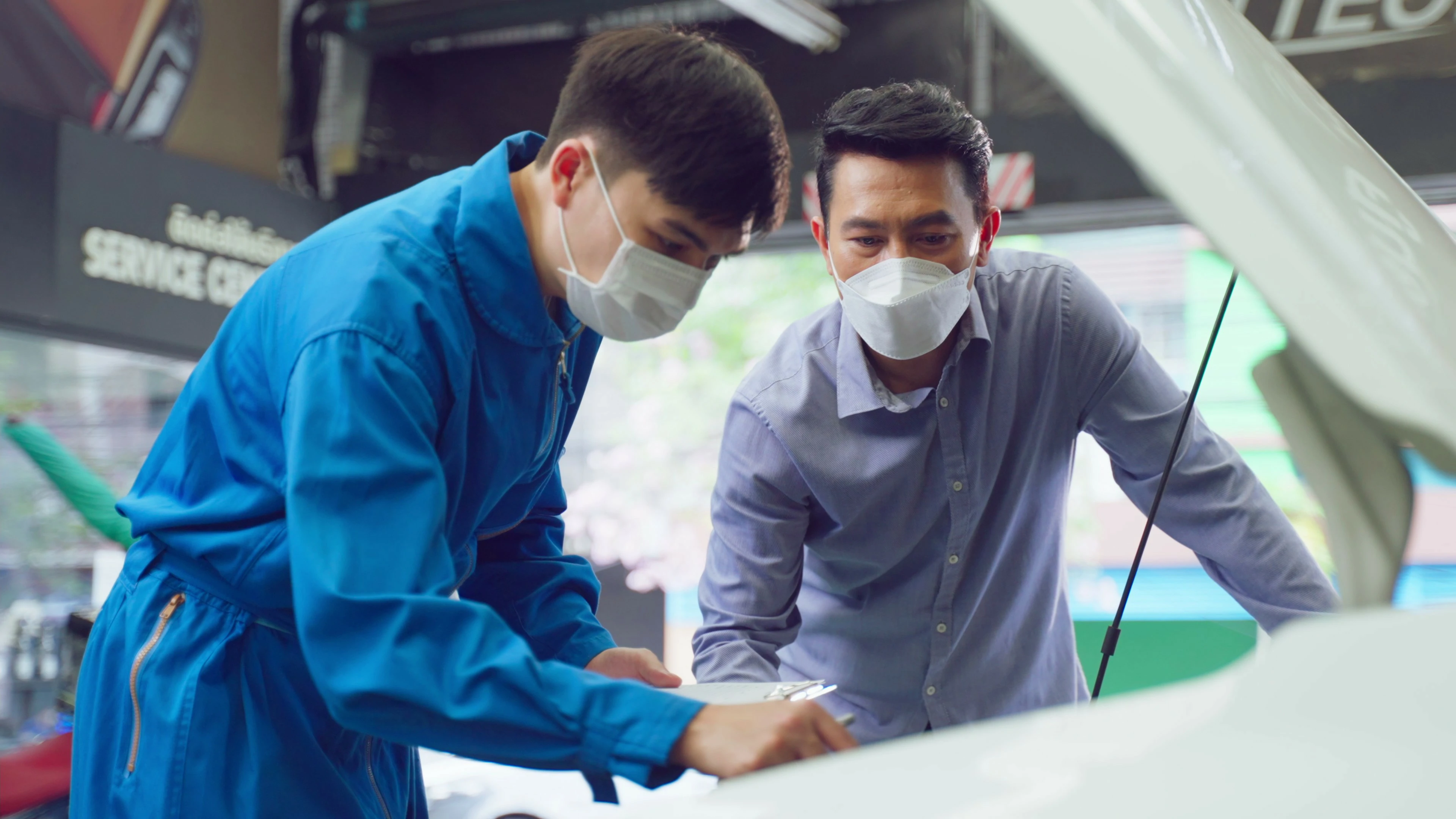 【实拍视频】汽修工厂工人谈话实拍素材02-PoseAe