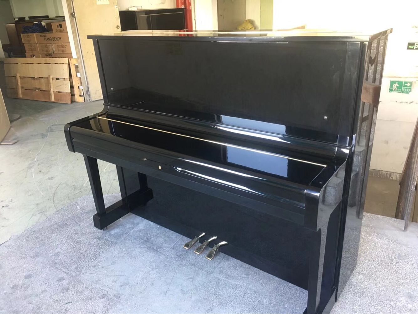Nhật Bản nhập khẩu đàn piano thẳng đứng Yamaha U1M dành cho người mới bắt đầu chơi thử đàn piano cơ yamaha