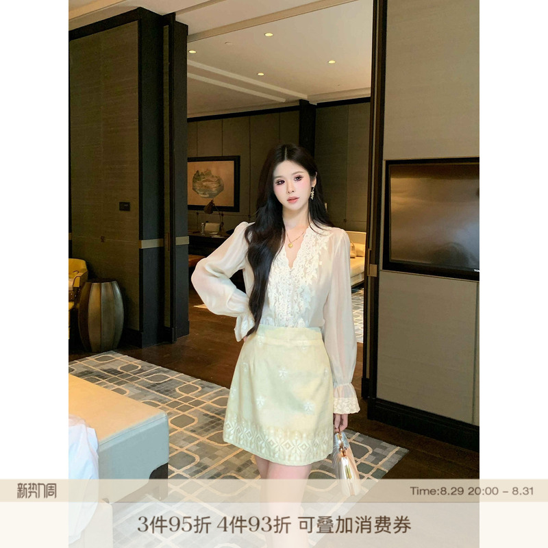 Li Shasha's Slightly Chubby V-Neck Lace Patchwork Shirt for Women, Light Luxury with Pearl Button Design, Cuffed Sleeves That Cover the Body and Make You Look Slimmer Li Shasha's Slightly Chubby V-Neck Lace Patchwork Shirt for Women, Light Luxury with Pearl Button Design, Cuffed Sleeves That Cover the Body and Make You Look Slimmer