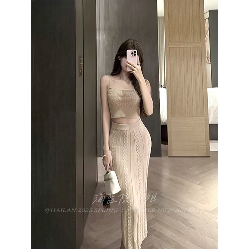 【Heartbeat Law】Short Cropped Twisted Knit Camisole with Waist-Cinching Bodycon Skirt Knit Dress Set 【Heartbeat Law】Short Cropped Twisted Knit Camisole with Waist-Cinching Bodycon Skirt Knit Dress Set