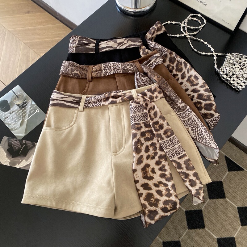 Khaki Suede Shorts for Women, New Autumn and Winter Leopard Print Scarf Belt, Hot Girl Commuter Versatile High-End Hot Pants