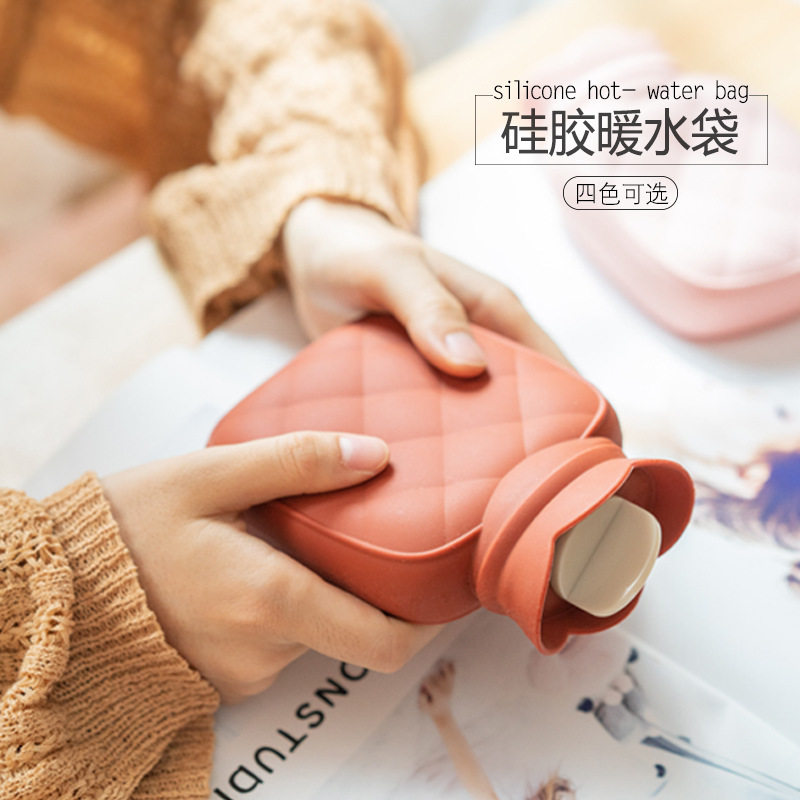 Silicone hot water bag water injection warm water bag mini flush water hand warmer treasure warm palace baby small irrigation bag explosion-proof heat treasure