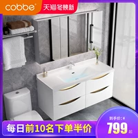 Шкаф для ванной комнаты Carba Shiwu в сочетании с современными минималистскими туалетными светильниками.