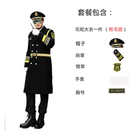 Черное пальто и шляпа с большими полями и меховым воротником.