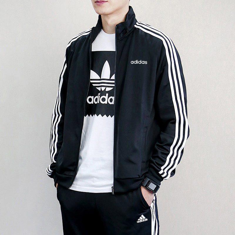 В костюме adidas