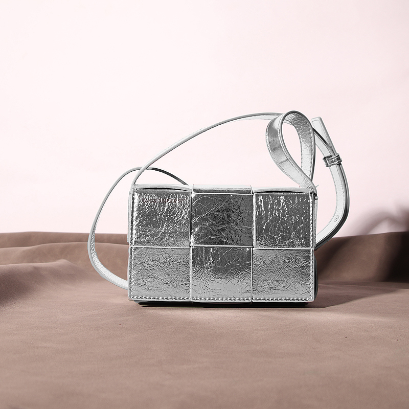 2026 New Fashion Mini Women's Bag Mini Shoulder Crossbody Bag with a High-End Feel in Silver and Gold Woven Plaid Pattern