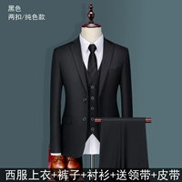 Цветные черные штаны, рубашка, галстук, ремень