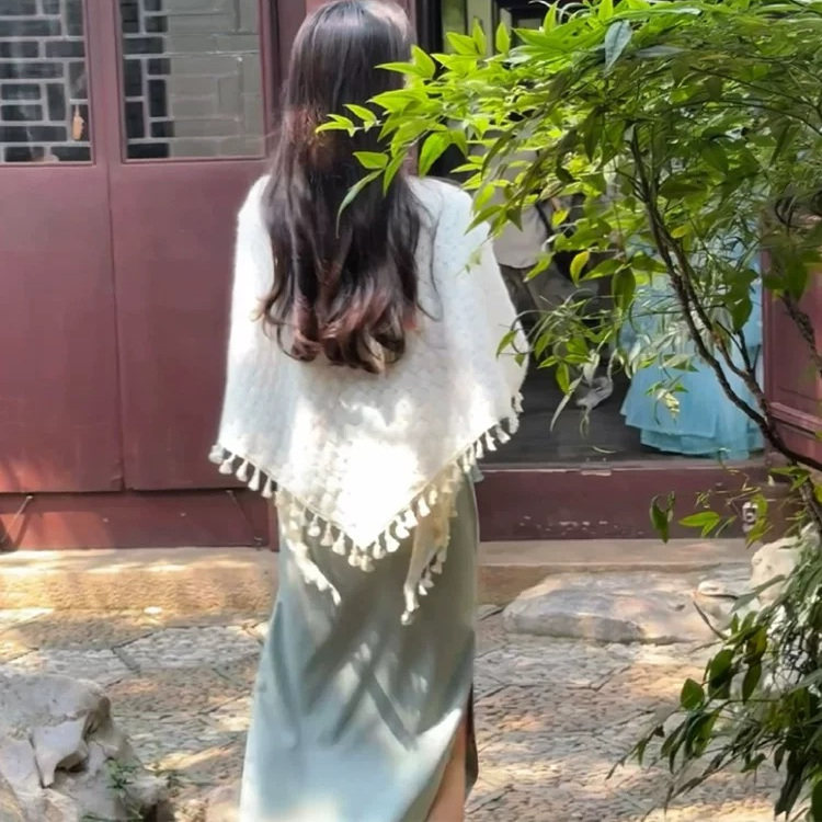 レトロ調でアーティスティックな夏の新作、タッセル付きニットカーディガンケープにチャイナドレスを合わせたスタイル。