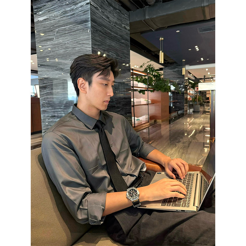 Minimalist Business Style Dark Gray Long-Sleeved Shirt for Men, Suitable for Autumn Commuting, with a High-End Feel and a Light Luxury Casual Vibe Minimalist Business Style Dark Gray Long-Sleeved Shirt for Men, Suitable for Autumn Commuting, with a High-End Feel and a Light Luxury Casual Vibe