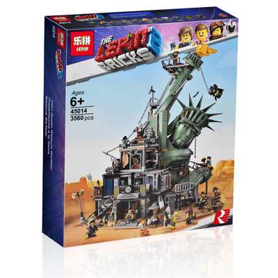 The domestic replica version of the adult building block toy featuring the model of the doomsday fortress from the big movie "Statue of Liberty" and city street scenes