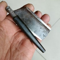 In the late Qing Dynasty and the Republic of China the ox-horned razor was completely usable and authentic antiques miscellaneous old objects and was specially designed for barbers.