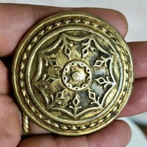 The brass gilt kiln buckle from the late Qing Dynasty and the Republic of China is completely preserved as shown in the picture maintaining the authenticity of antiques and miscellaneous old objects.