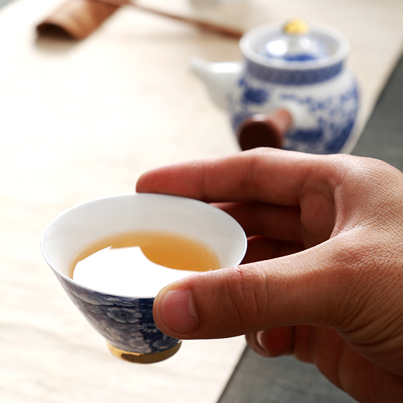 Hong bo the best blue and white porcelain hat to kung fu tea cups ceramic sample tea cup lamp that pu 'er tea is red tea cups