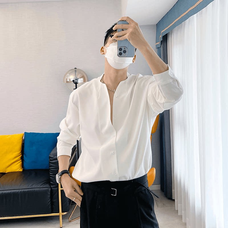 襟なしデザイン、男性向けのユニークな白シャツ、韓国風、トレンディでミニマルなカジュアルウェア、ドレープ感のある長袖シャツ。