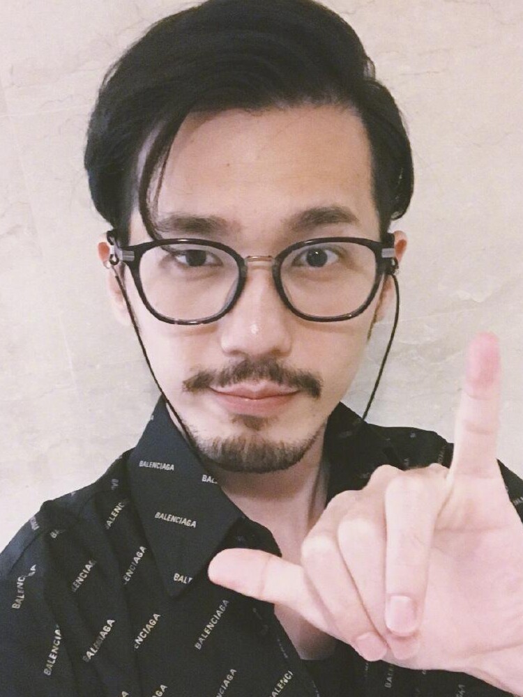 Fake beard Simulation fake beard men's real beard stickers film and television beard props Invisible realistic goatee beard beard