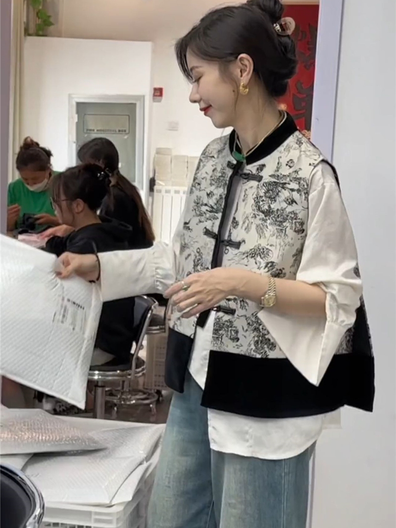 中国风马甲女短款春季2024新款中式刺绣宽松高级感背心坎肩外穿