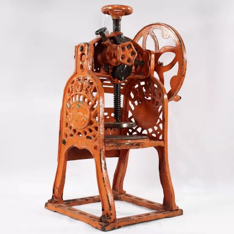 European Antique Cast Iron Hand-Cranked Ice Crusher Press, Vintage Decoration for Bars, Cafes, and Folk-Style Displays European Antique Cast Iron Hand-Cranked Ice Crusher Press, Vintage Decoration for Bars, Cafes, and Folk-Style Displays