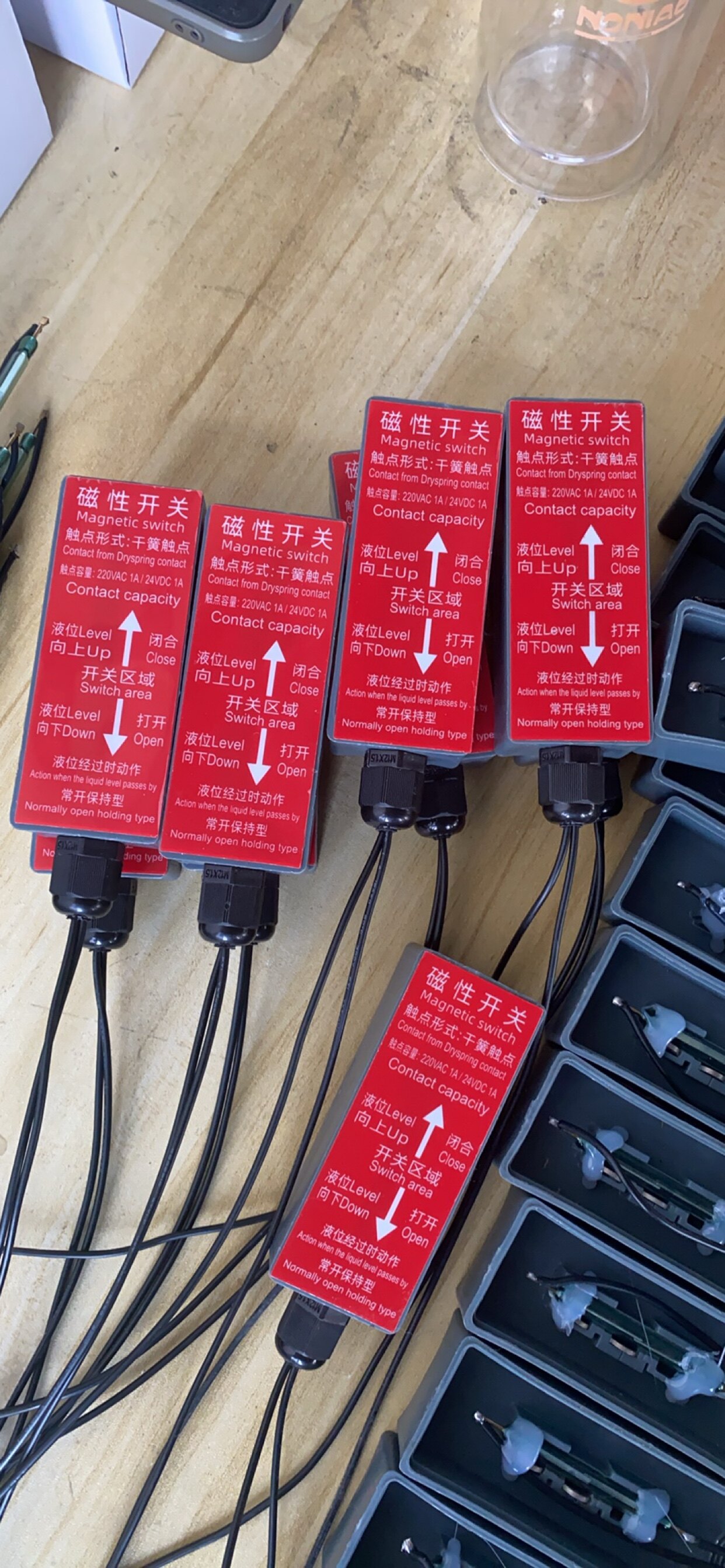 Уровнемер жидкости 磁翻板液位计捆绑式液位开关 触点型 保持型 常温 高温 防爆