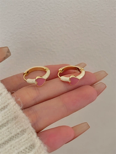 Эмаль, небольшие дизайнерские серьги, коллекция 2023, легкий роскошный стиль, тренд сезона