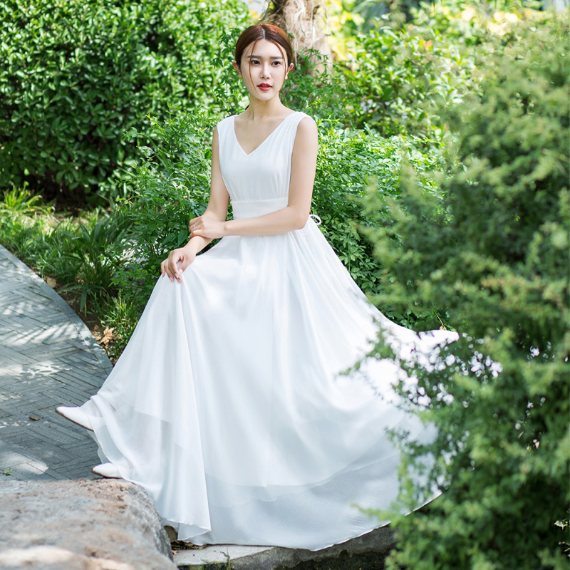 Elegant Retro-Style V-Neck Sleeveless Off-White Chiffon Tie-Up Dress, Perfect for Seaside Vacations, with a Long, Flowing Skirt That Exudes a Fairy-Like Aura
