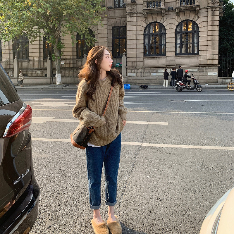 South Korean short numb sweater women's 2022 Winter new thickened loose with lazy wind to wear round-collar-knit weaters