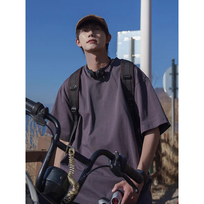 A dark grey heavy-duty short-sleeved T-shirt with a small neckline for men, featuring a retro Japanese style and a youthful vibe. It's a trendy half-sleeved shirt to wear as an inner layer