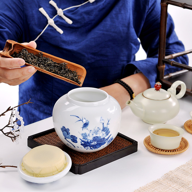 Shadow enjoy ceramic tea pot jingdezhen blue and white porcelain small mini portable circular tanks seal tea storage tanks