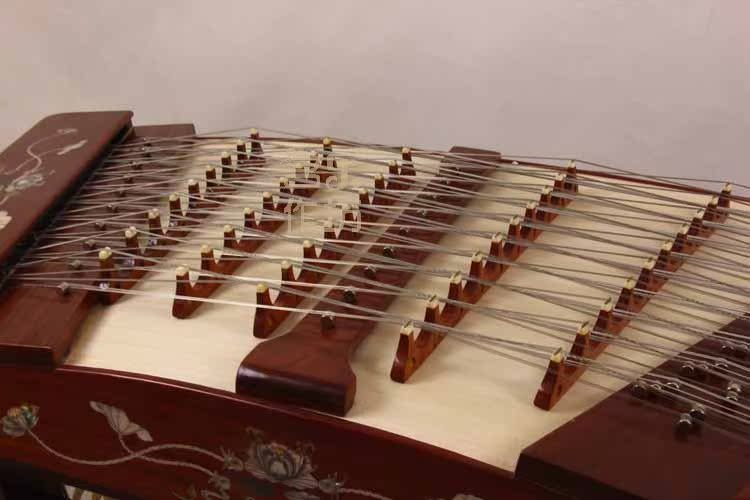 Chơi chuyên nghiệp 405 dulcimer Năm hàng gỗ hồng đỏ Yang Qin Quảng Đông năm thước mười nhạc cụ dulcimer Hengle - Nhạc cụ dân tộc sáo ngọc