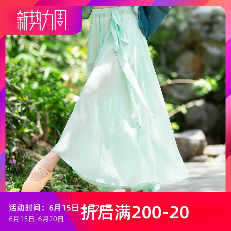 After Fivan dance, China's classical modern folk dance practice dresses table shows a dress and a dress for a long skirt