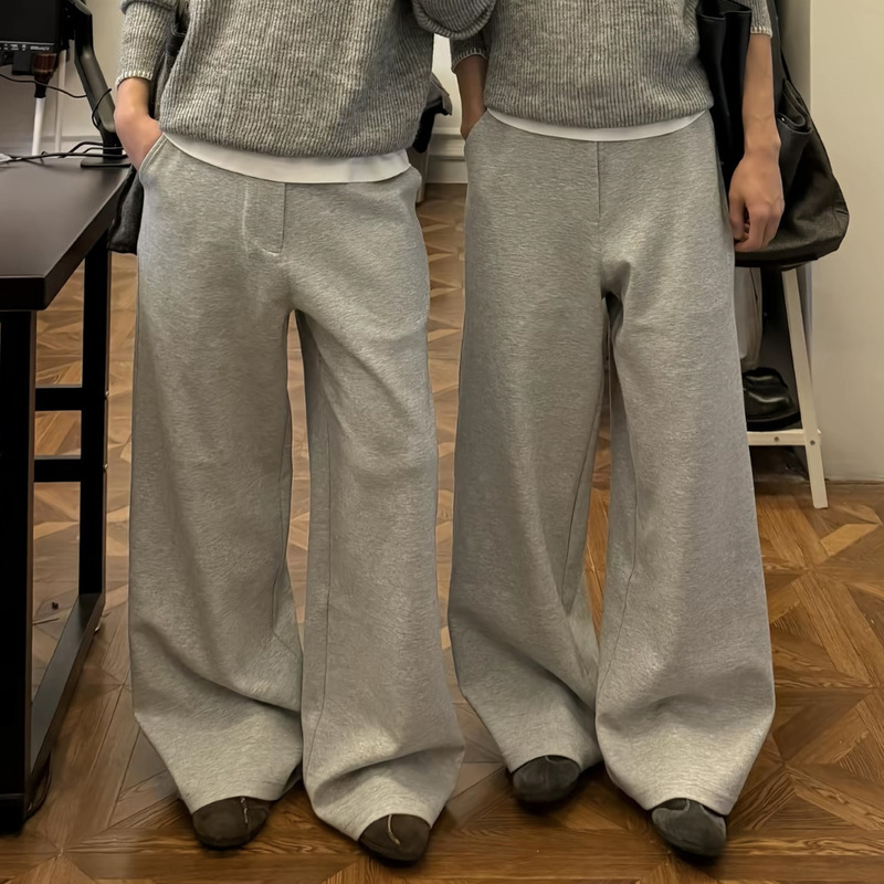 Kiks Rabeko “Gray Cat” 410g Skin-Friendly, Structured Silhouette, Slightly Flared Sweatpants, Sports Trousers, Can Be Worn with a Belt Kiks Rabeko “Gray Cat” 410g Skin-Friendly, Structured Silhouette, Slightly Flared Sweatpants, Sports Trousers, Can Be Worn with a Belt