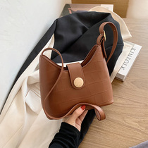 Autumn and winter single shoulder crossbody small 2020 New Tide design large capacity underarm bucket bag